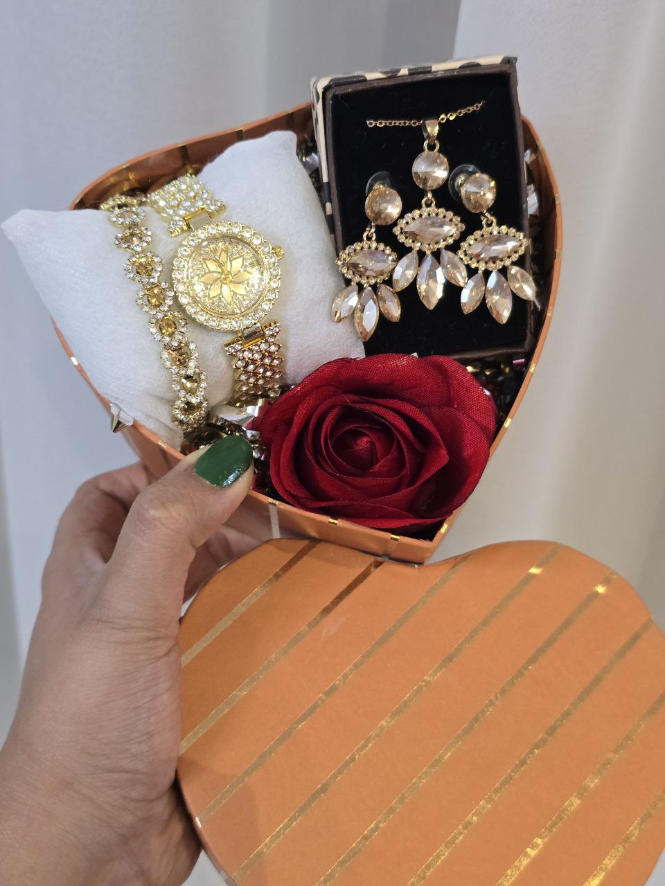 پک زنانه و دخترانه  ساعت  و دستبند و نیمست استیل  و حلقه  بهمراه باکس و گل مصنوعی