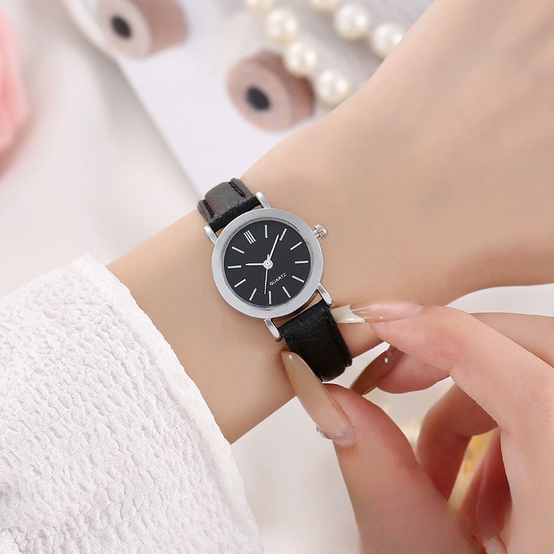 ساعت مچی زنانه ☑️COCO   ⌚️new collection        ♤زنونه کوکو   موتور کوارتز  قفل سگکی قاب سیلور  بند چرمی