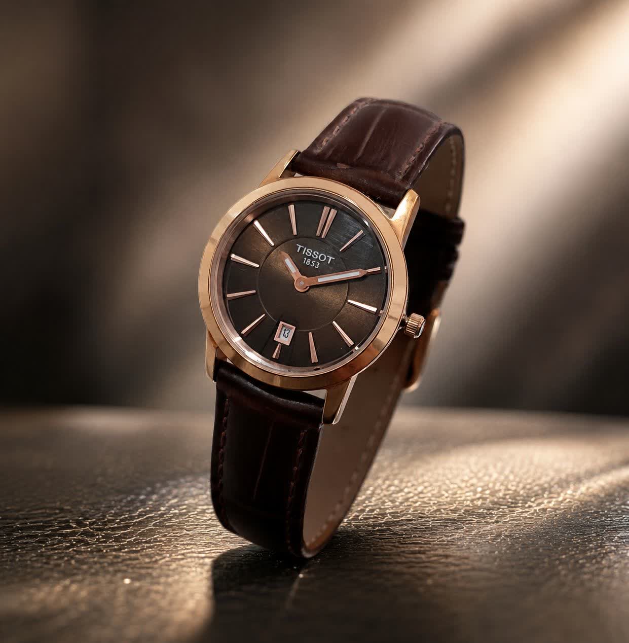 ساعت مچی زنانه TISSOT  ✅موتور ژاپن، تقویم دار ✅بند چرمی، قفل کمربندی، رنگ ثابت ✅ضد آب   ✅جعبه و باطری رایگان