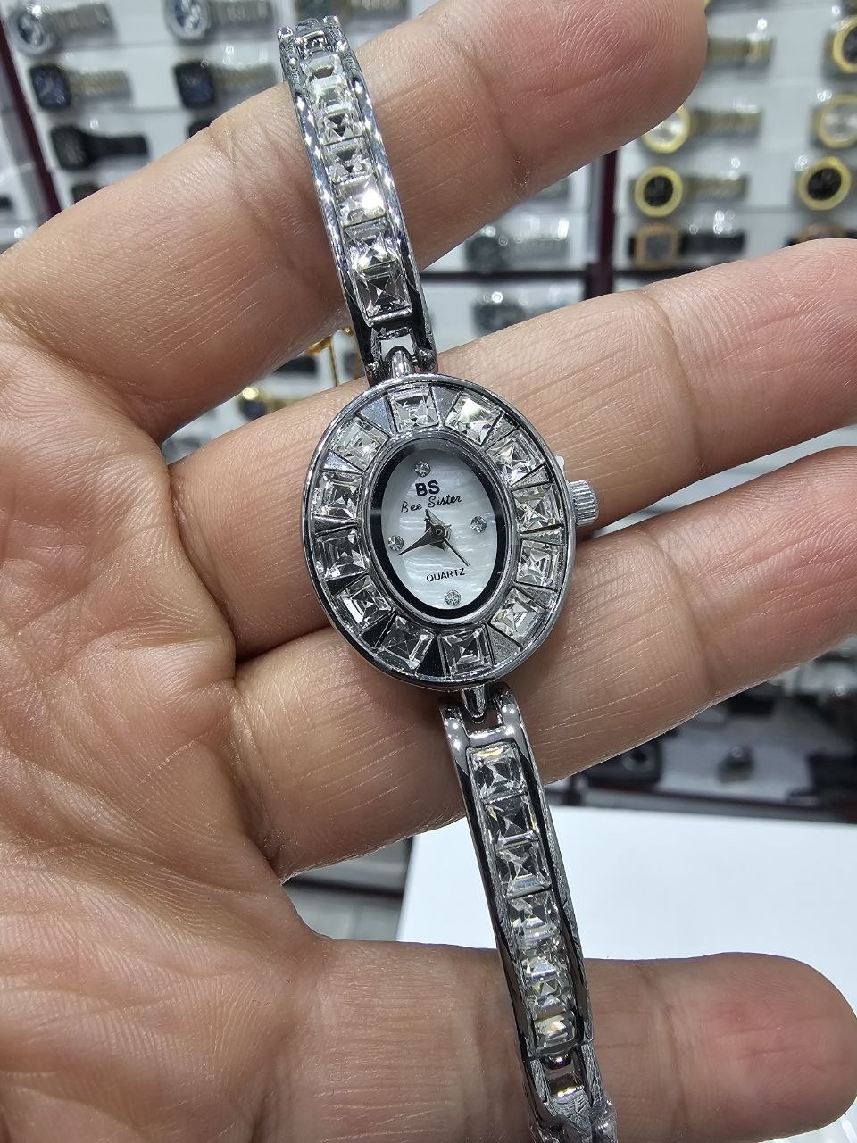 ساعت مچی زنانه ☑️Bee sister 💕    highe quality 👌   jewellery antique        ♤خلق یک استایل بی رقیب   ⚡️طرح نوستالژی زنبوری  برند اورجینال شرکتی  تری ای پلاس  شیشه سافایر  قفل ریلی (جدید)  موتورکوارتز  بند استیل