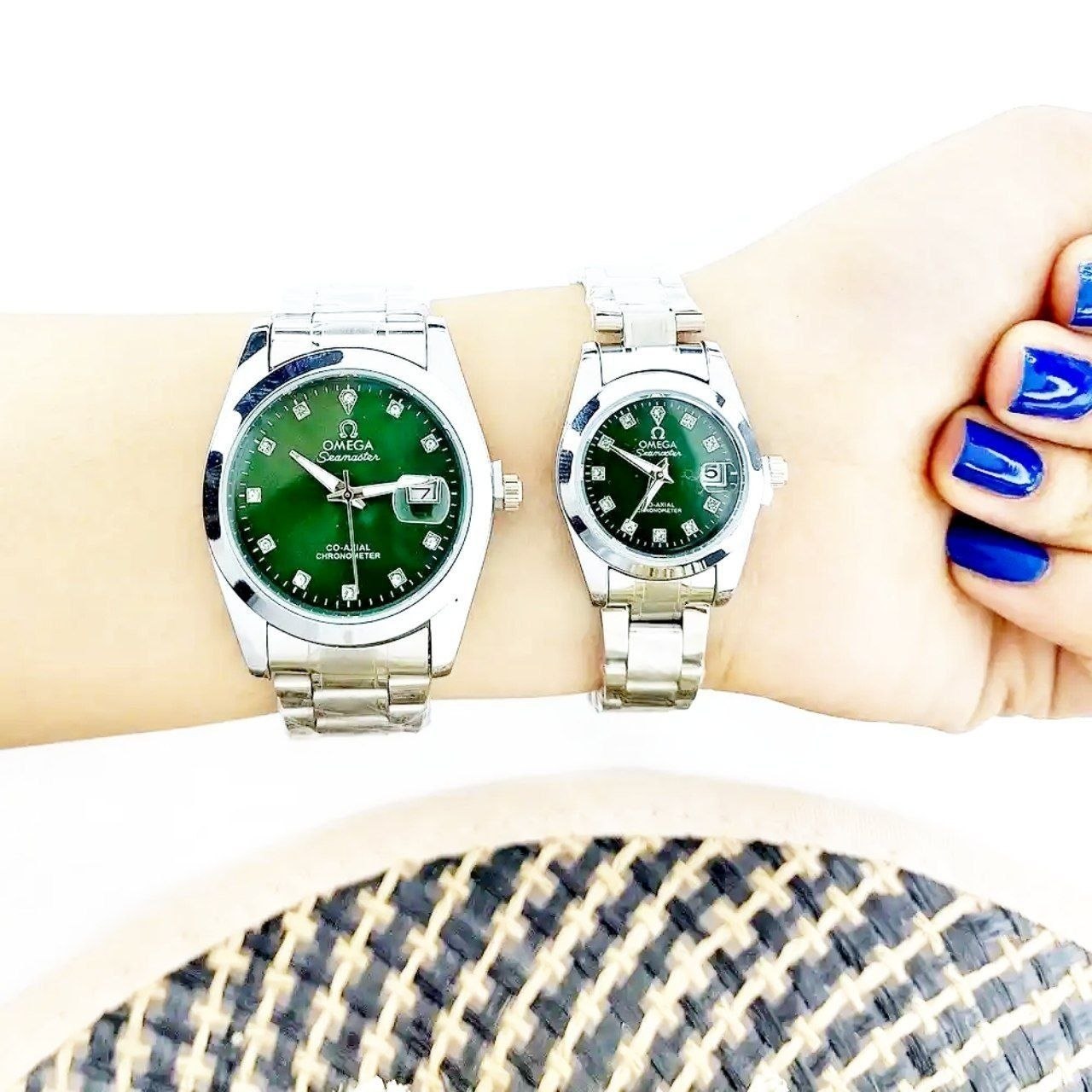 ساعت ست برند اُمِگا کد 19287 یک انتخاب لوکس و شیک برای زوج‌هایی که به جزئیات و کیفیت اهمیت می‌دهند. ست مردانه و زنانه برند Omega بند استیل باکیفیت و مقاوم موتور تایوان اصل قفل پروانه‌ای حرفه‌ای مجهز به تقویم روزشمار رنگ ثابت