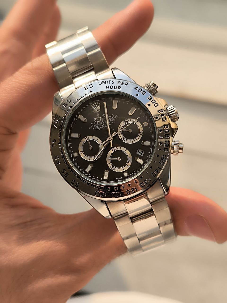 ساعت مچی مردانه شارژ مجدد تعداد محدود  ⌚برندرولکس - Rolex ✅جنسیت آقایان ✅تعداد موتورسه موتوره (کرنوگراف) ✅نوع ریسینگ, کلاسیک ✅شکل صفحه گرد ✅جنس بدنه استیل ✅جنس بنداستیل ✅رنگ صفحه مشکی ✅رنگ قاب مشکی, نقره‌ای ✅رنگ بندنقره‌ای ✅مقاومت در برابر آب در حد شستن دست ✅نوع شیشه صفحه معدنی ✅نوع صفحه آنالوگ ✅نوع قفل (سگک)کلیپسی ✅نوع موتوراتوماتیک, کوارتز ✅ویژگی‌هازیر ثانیه, عقربه شب ✅نما, کرنوگراف, نمایش شب و روز ✅اصالت ساخت های کپی ✅کشور سازنده موتورژاپن ✅برچسب‌های این محصول رولکس اتوماتیک ✅ رولکس باطری خور ✅  رولکس دیتونا ✅  رولکس مردانه
