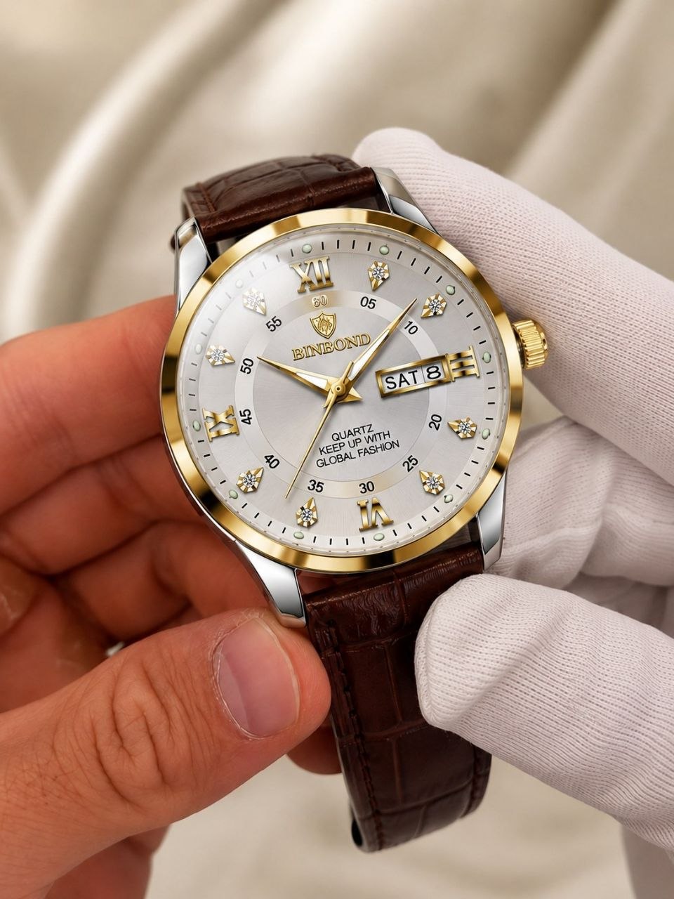 ساعت مچی مردانه ☑️BIN BOND  Original watch 🫆  《highe quality》                       ⌚️بین باند مدلی نو🫶  مقاوم دربرابر آب🏊‍♂💦   رفرانس ۷۰۴۵ بندچرمی دارای روز شمار  ایام هفته  صفحه الماسی   شب نما قفل کمربندی