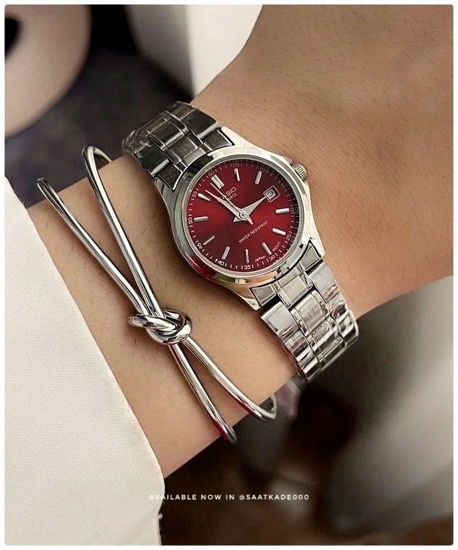 ساعت مچی زنانه Casio Cherry 🍒   کیفیت عالی متریال در کنار رنگ‌بندی بکار رفته در این ساعت انتخاب رو برای سخت‌پسندا راحت کرده .✅ در نهایت نظر شما برای ما مهمه 💐   ❌ساعت بند استیل کلاسیک از برند کاسیو برای خانمها   موتور شرکتی درجه یک نمایشگر ایام ماه بند استیل  قفل استیل کلیپسی حک شده کاسیو ضدآب 3Atm  ۳۵