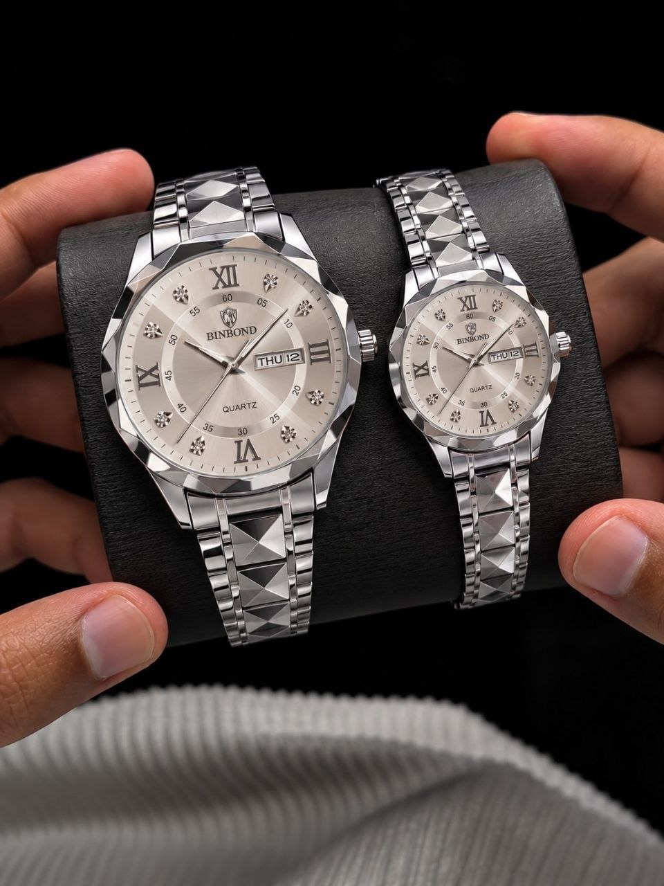 ست ساعت زنانه و مردانه ☑️BIN BOND   《highe quality》       🫆Original watch               ⌚️بین باند مدلی نو  ست  پرطرفدار  مقاوم دربرابر آب برندشرکتی اوریجینال    شب نما دارای روز شمار  ایام هفته  بند استیل فولاد شیشه الماسی  قفل دو پروانه  موتور کوارتز