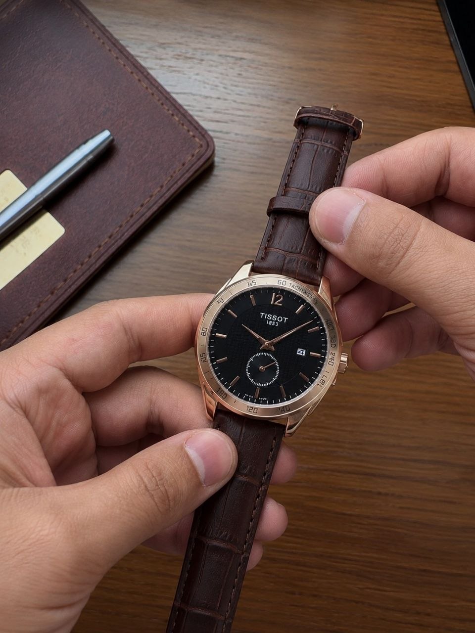 ساعت مچی مردانه ☑️TISSOT  Man collection   تیسوت  مناسب آقایان  موتور کوارتز قفل کمربندی  بندچرمی  قهوه ای دارای روز شمار قاب رزگلد مناسب استایل