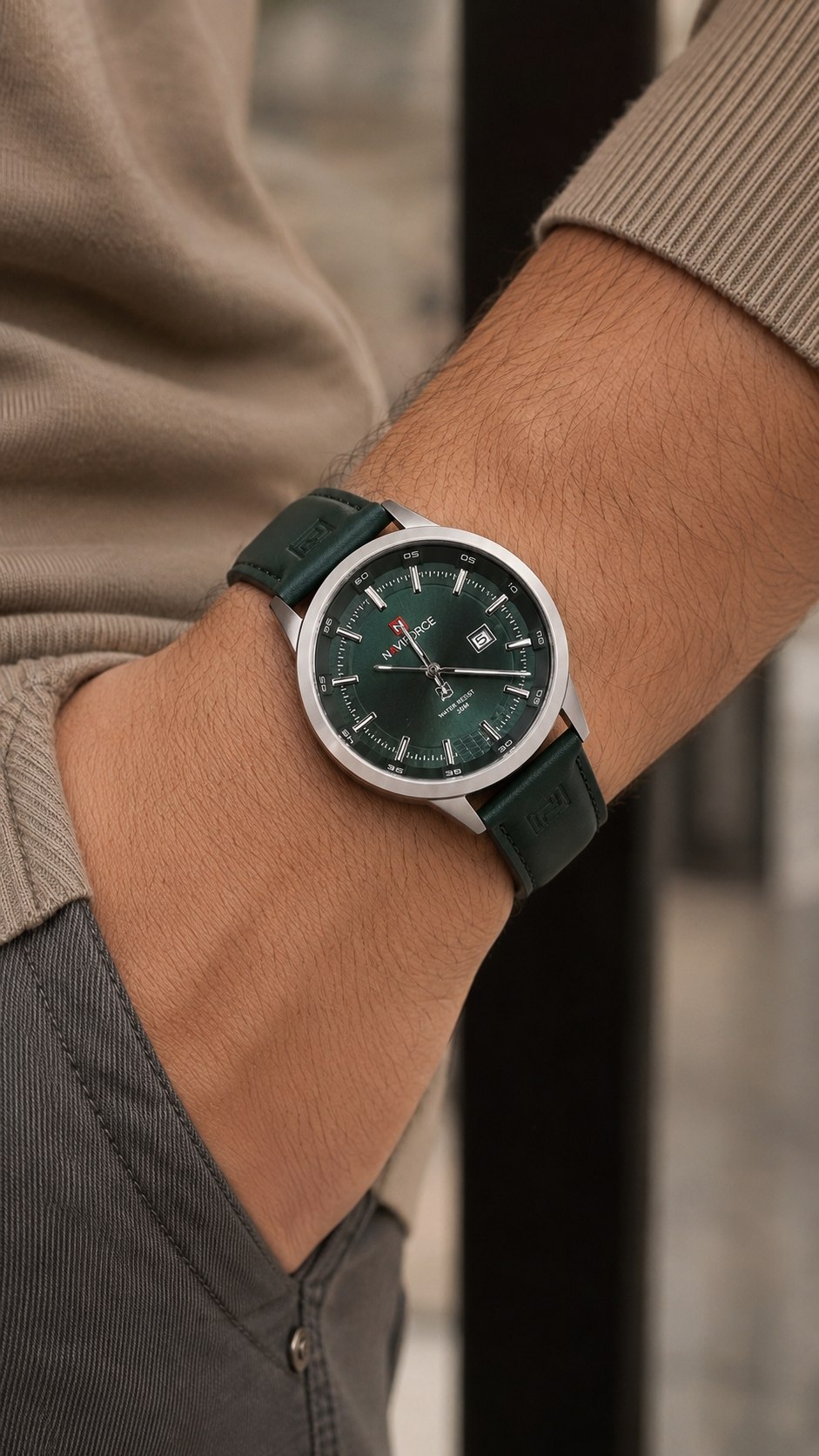 ساعت مچی مردانه ⌚️ NAVIFORCE NF9248 ترکیبی از طراحی شیک، کیفیت بالا و دقت فوق‌العاده. مجهز به موتور کوارتز ژاپنی، شیشه ضدخش، نمایش تاریخ و مقاومت در برابر آب تا 30 متر. انتخابی ایده‌آل برای آقایانی که به دنبال استایل خاص و کیفیت هستند. ✨  ویژگی ها:  موتور: کوارتز ژاپنی (Quartz) نمایش تاریخ شیشه: مینرال هاردن (مقاوم در برابر خط و خش) مقاومت در برابر آب: 3ATM (30 متر)؛ مناسب شست‌وشوی دست و پاشش آب، اما برای شنا و غواصی توصیه نمی‌شود. قفل سگکی طراحی اسپرت و کلاسیک، مناسب استفاده  روزانه و رسمی