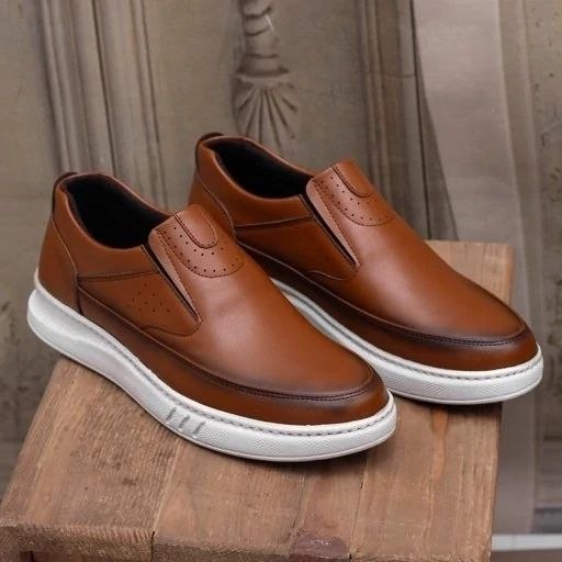 کفش  مردانه مدل loka🔥👟  ✅جنس رویه چرم صنعتی لکسوس ✅زیره از جنس پلیمر دور دوخت شده ✅️سایزبندی 40 تا 44  🖌 رنگ بندی :  مشکی - کرمی - عسلی ⚜️ سایز ها : 40 - 41 - 42 - 43 - ۴۴