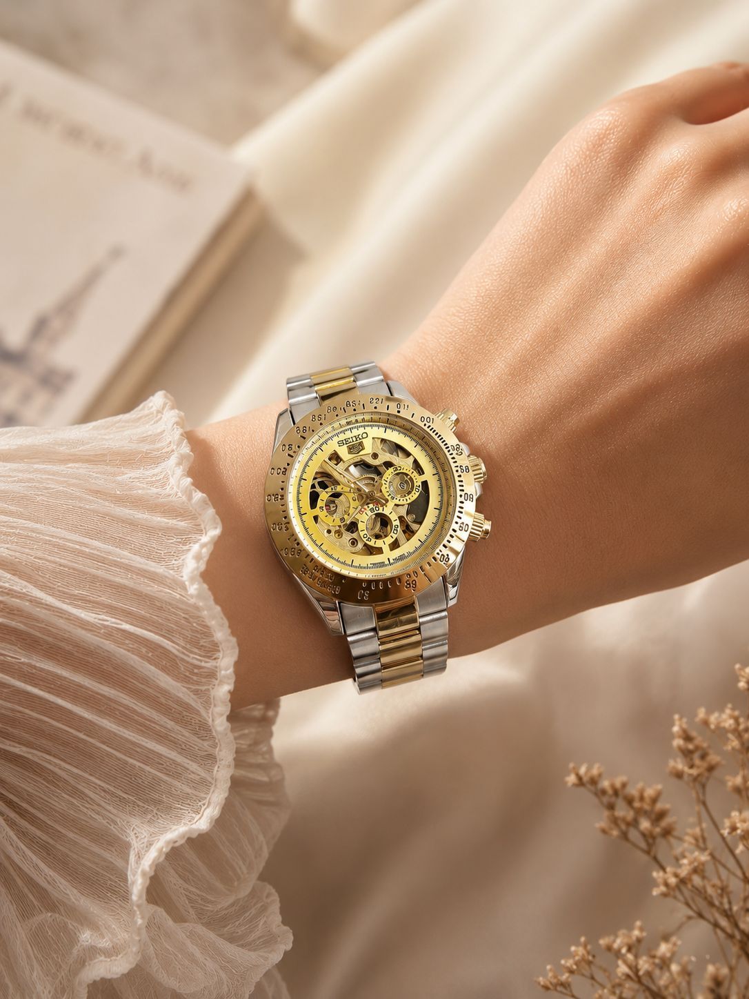 ساعت مچی سیکو ۵ زنانه اتوماتیک | SEIKO 5  یک انتخاب خاص برای خانم‌هایی که به اصالت، ظرافت و جزئیات اهمیت میدن ✨  🔹 موتور اتوماتیک؛ بدون نیاز به باتری این ساعت هم با چرخاندن سرکوک و هم با حرکت دست فعال میشه؛ یعنی با حرکت مچ، موتور ساعت به‌صورت خودکار انرژی می‌گیره.  🔹 صفحه اسکلتون قلب‌باز با طراحی سه‌موتوره نمای جذاب موتور از روی صفحه و همچنین پشت شیشه‌ای ضخیم، زیبایی مکانیزم داخلی ساعت رو به نمایش میذاره.  🔹 عقربه ثانیه‌شمار روان 🔹 عقربه‌های شب‌تاب برای دید بهتر در تاریکی 🔹 بدنه و بند استیل دورنگ 🔹 قاب دور صفحه متحرک و قابل تنظیم 🔹 قفل کلیپسی قلاب‌دار 🔹 شیشه Hardlex تقویت‌شده و مقاوم در برابر خراش 🔹 حک برند و لوگوی SEIKO روی صفحه، سرکوک، قفل و پشت ساعت 🔹 قطر قاب: ۴۴ میلی‌متر 🔹 مقاومت در برابر آب: 3ATM  ✨ ویژگی‌های تخصصی: ✔️ موتور اتوماتیک بدون باتری ✔️ صفحه اسکلتون قلب‌باز ✔️ عقربه‌های شب‌تاب ✔️ شیشه مقاوم در برابر خراش ✔️ مقاوم در برابر آب