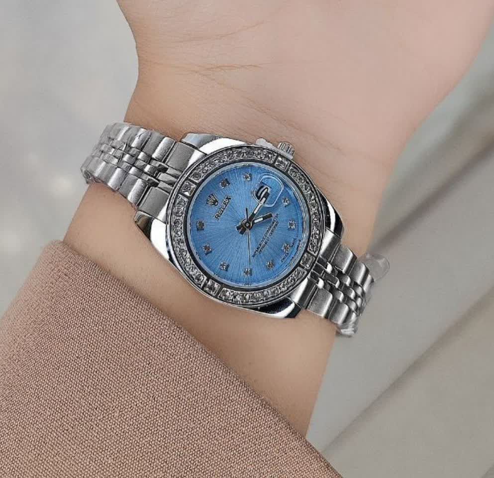 ساعت مچی زنانه Rolex رولکس dajust  دورنگین موتور  ضدآب 3Atm  دارای روزشمار  مارک حک شده رولکس بر روی پیچ تنظیم  بند استیل رنگ ثابت شیشه (تلسکوپی) کریستال ضدخش